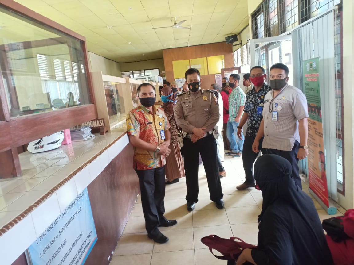 Kepala Samsat Sijunjung didampingi Kanit Regiden, KTU dan Kasi Penagihan selalu mewanti wanti pengunjung mentaati protokoler kesehatan